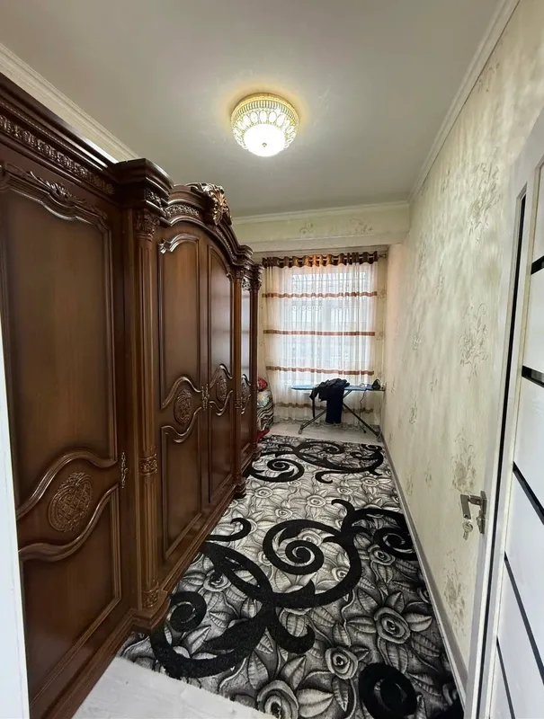 Большой классический шкаф из качественного дерева.