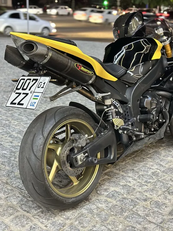 YAMAHA R1 2007yil karbon detala bor — фото 1