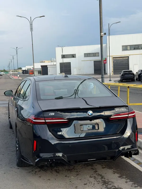 BMW i5 40L 2025 v nalichii — фото 1