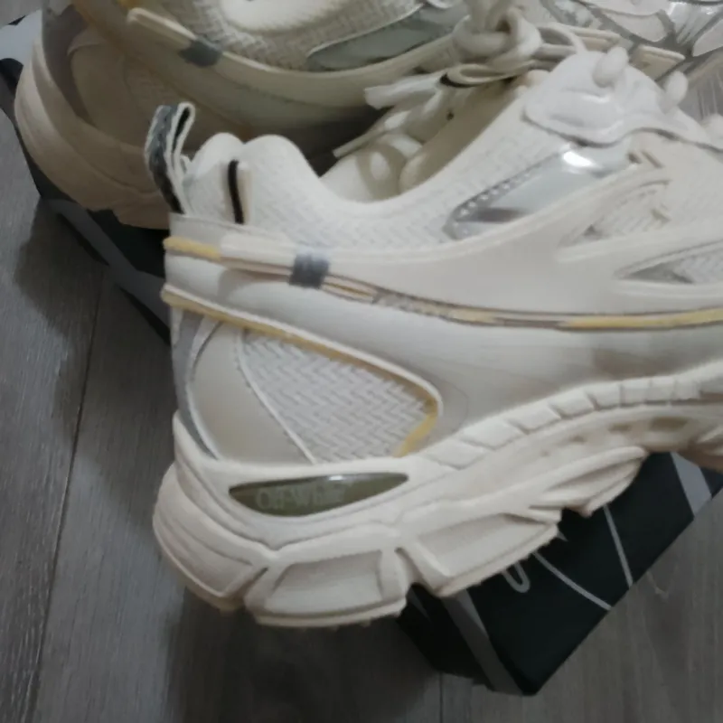 Off White krossovkalari. 46–47. 4