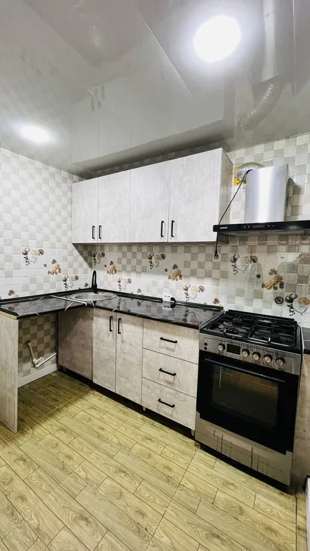 продам чиланзар 1.  трёх комнатная.  балкон 2*4 — фото 1