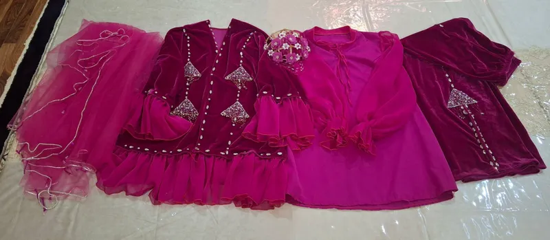 Troyka.  Razmeri:(M/L)  Yangi, bir marta kiyilgan