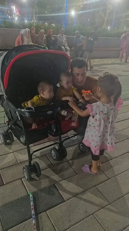 egizaklar uchun arzon kolaska
