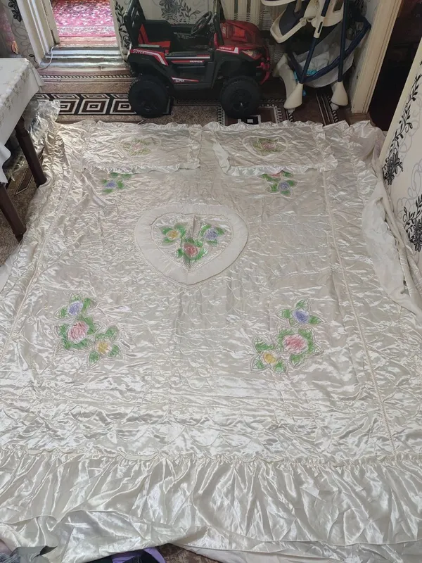 Продам покрывало с наволочками, двухспальная. Каждая по 200т. — фото 1