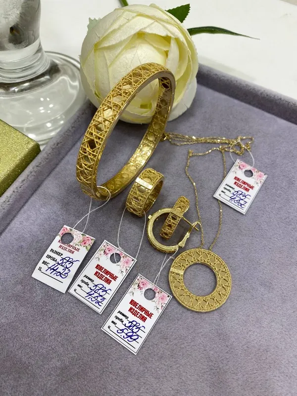 Dior komplekt eng trendigi izdelya