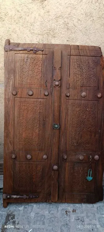 Старинные резные двери из массива карагача. Кадимий эшиклар, гужумдан.
