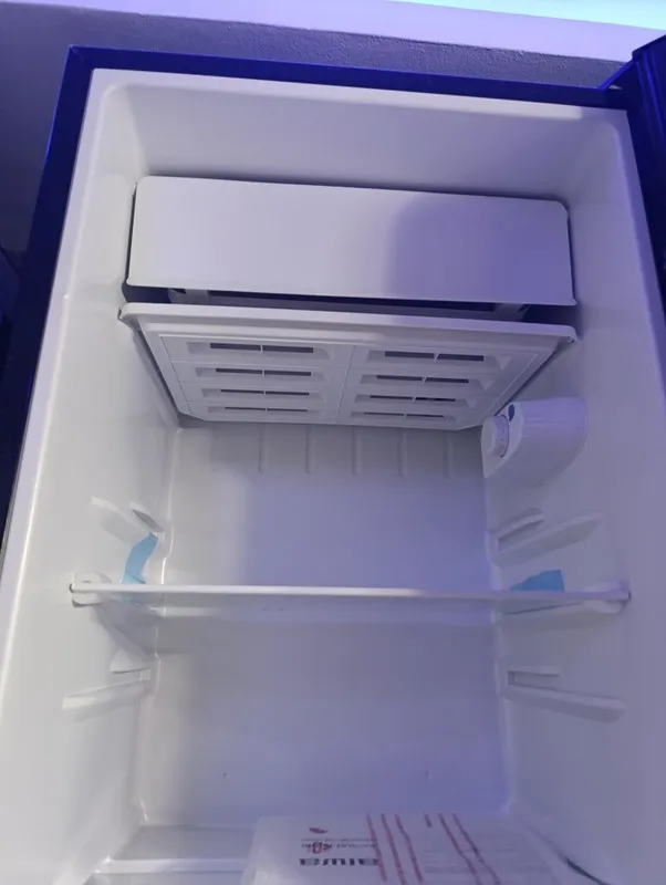 Стильный черный холодильник AIWA (90 л) – Новый, надежный, компактный! 1