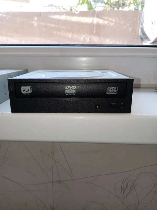 Продам DVD-RW Работает отлично, читает и записывает DVD и CD д 2 Продам DVD-RW Работает отлично, читает и записывает DVD и CD д 2