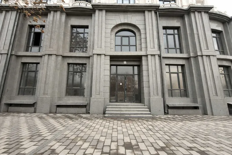 Продаётся помещение Яккасарайский район первая линия