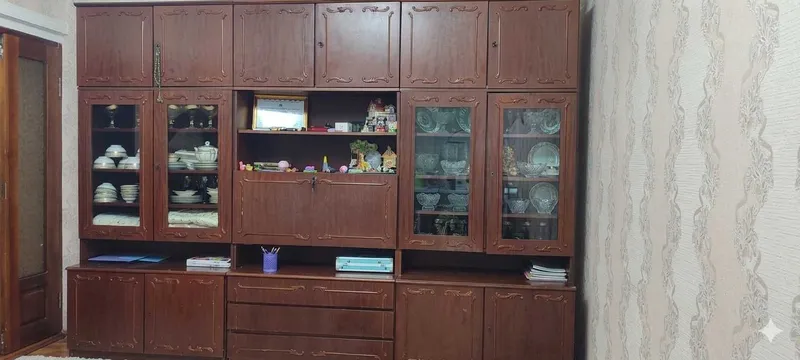 Продам б/у мебельную стенку для гостиной (Классика) Продам б/у мебельную стенку для гостиной (Классика)