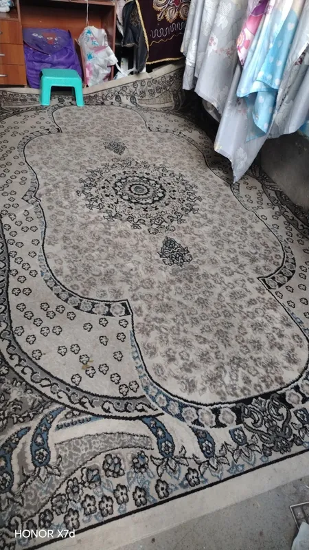 Gilam sotiladi 2.50 ga 3.50 razmer xolati urta