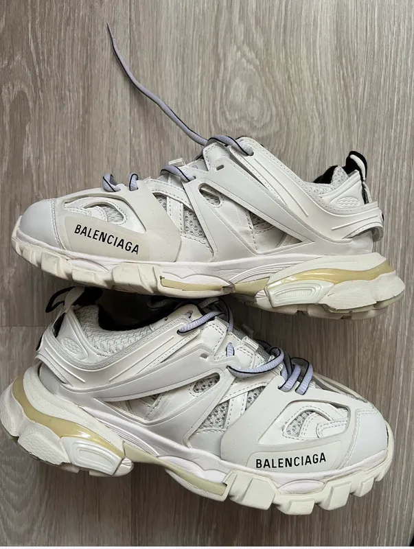 Кожаные женские кроссовки от balensiaga