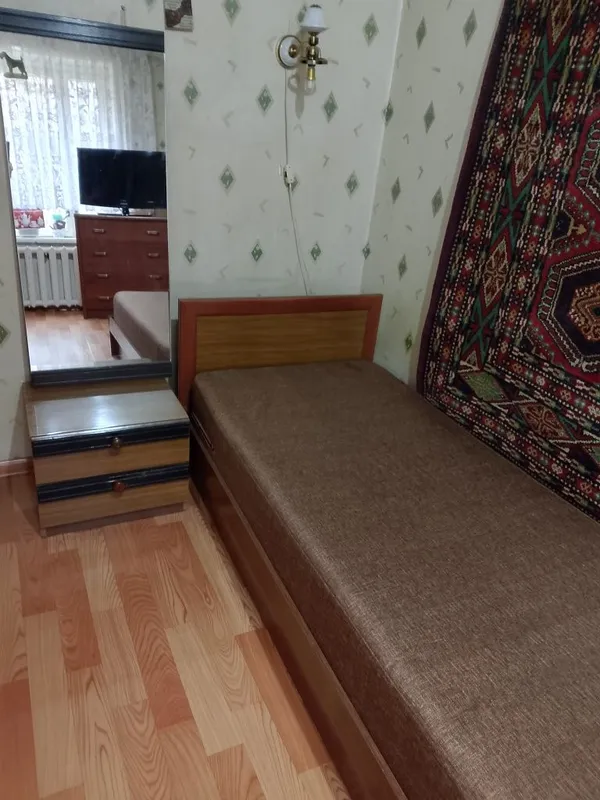 Продается спальный набор: кровать, тумбочка, зеркало.