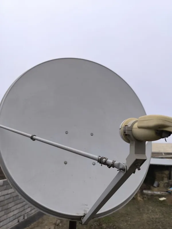 Parabalka sputnik antena. Параболическая спутниковая антенна.