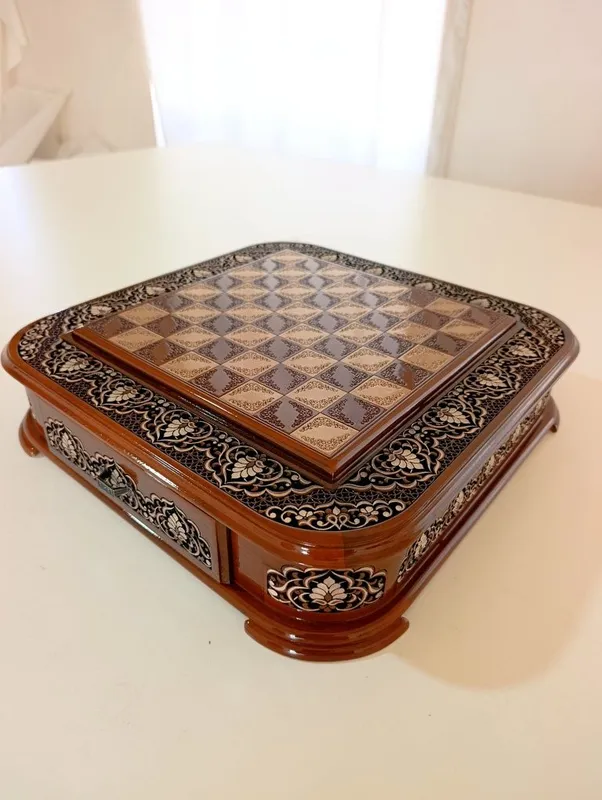 Шахматы Shaxmat 40×40 sm yongʻoq daraxtidan yasalgan 3 Шахматы Shaxmat 40×40 sm yongʻoq daraxtidan yasalgan 3
