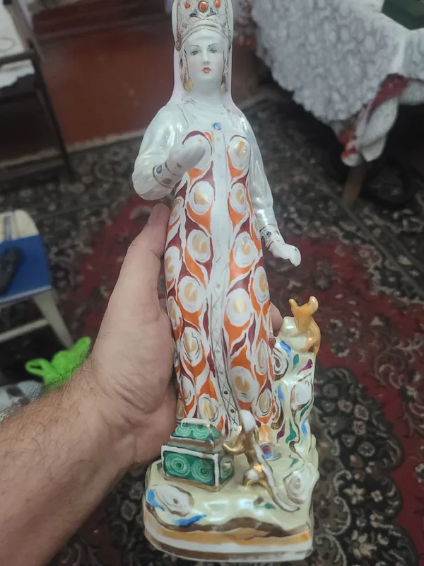 Статуэтка фарфоровая 1