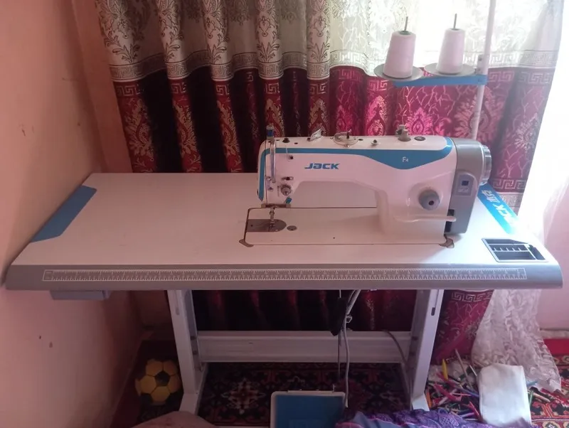 Продаю швейную машинку срочно 3 Продаю швейную машинку срочно 3