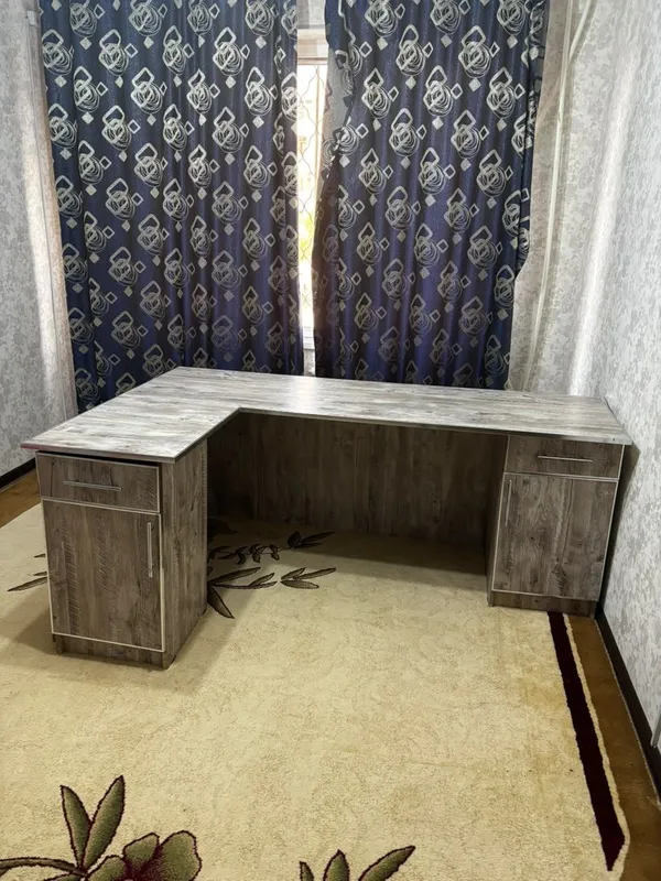 Продам письменный, большой стол.. Б/у. В отличном состоянии. 2