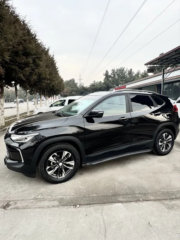 Chevrolet Tracker 2023, 47 000 km, propan, qora, 16 000$ — фото 1