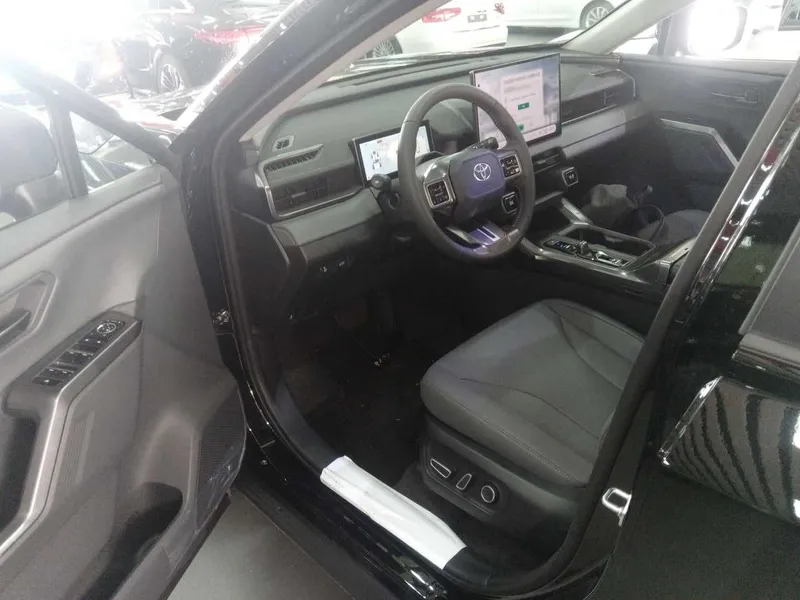 Toyota RAV4 Model Dual-Engine 2.0L Two-Wheel Drive Luxury Edition — фото 8