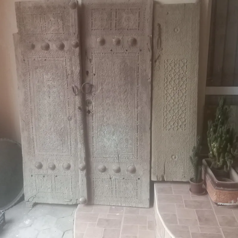 Ворота старинные из целого дерева