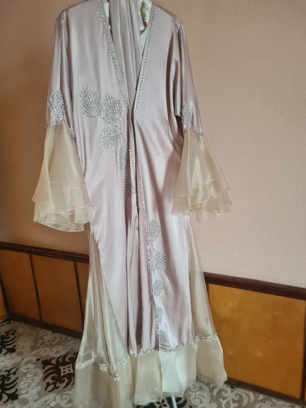 Dubayskiy abaya 1-2marta kiyilgan, yangidek 4 Dubayskiy abaya 1-2marta kiyilgan, yangidek 4