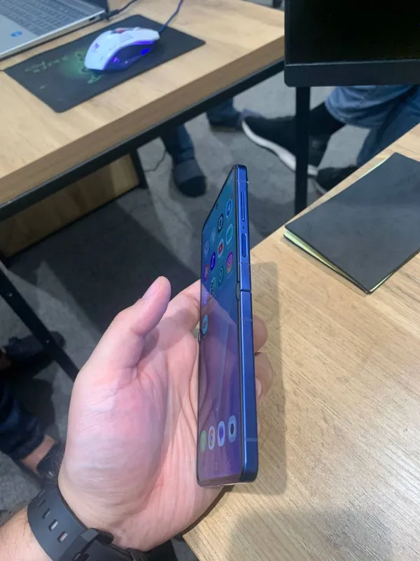 Samsung Galaxy Z Flip 7 4
