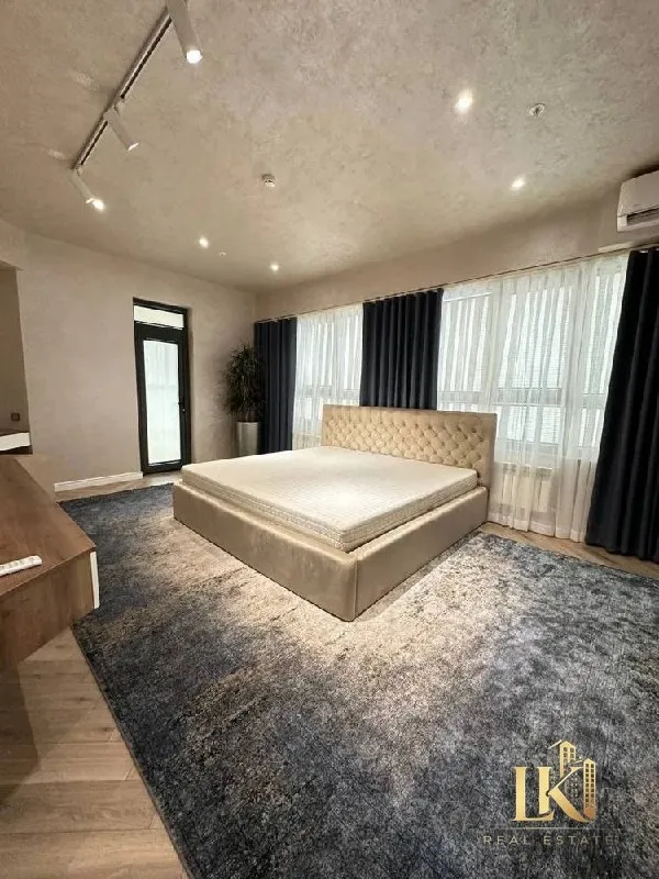 Akay City ЖКda panoramali manzarali, shaxsiy kinoteatr, terrasa, 4 ta sanuzel va garderob xonali, ta’mirli hashamatli 6 xonali dupleks sotiladi 7