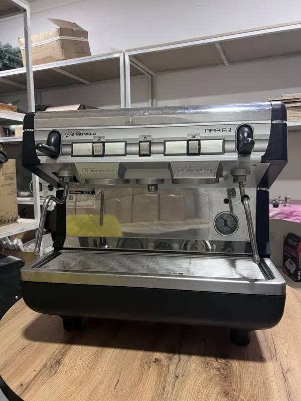 Кофемашинка Simonelli Nuava Appia II б/у + кофемолка в комплекте
