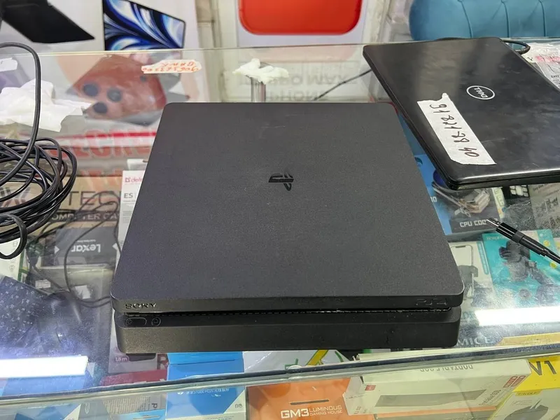 Playstation 4 slim 1