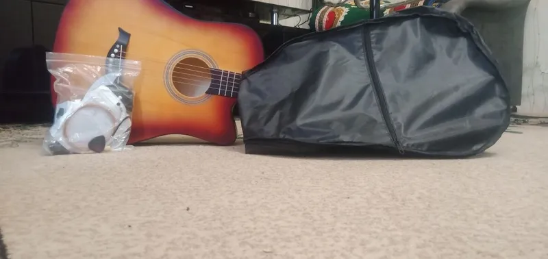 Guitar sotiladi pulini kelishamiz Guitar sotiladi pulini kelishamiz