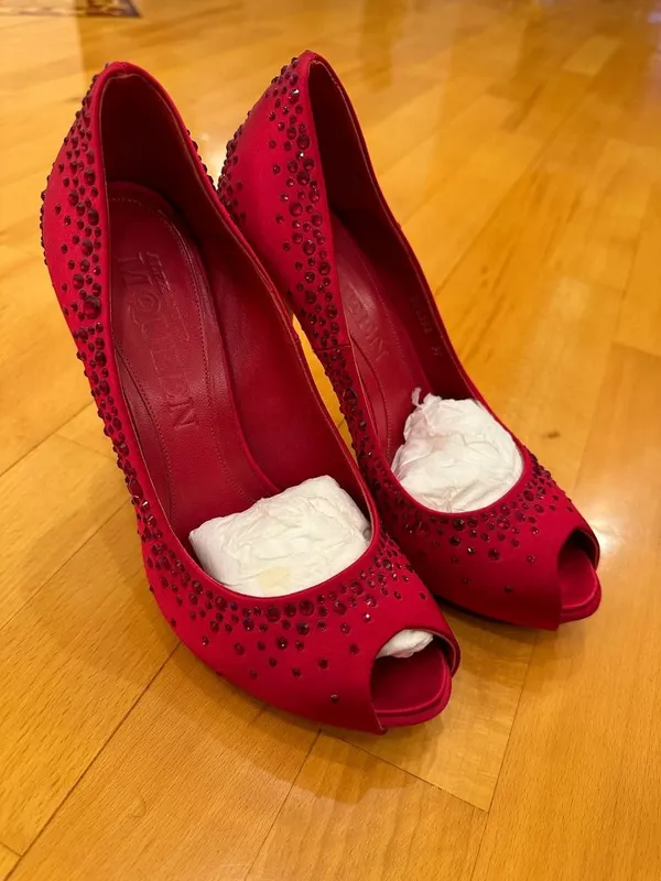 Красные атласные туфли-лодочки Alexander McQueen с открытым носком и д 1 Красные атласные туфли-лодочки Alexander McQueen с открытым носком и д 1