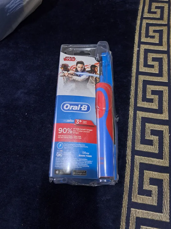 Электрическая детская зубная щетка Oral B — фото 1