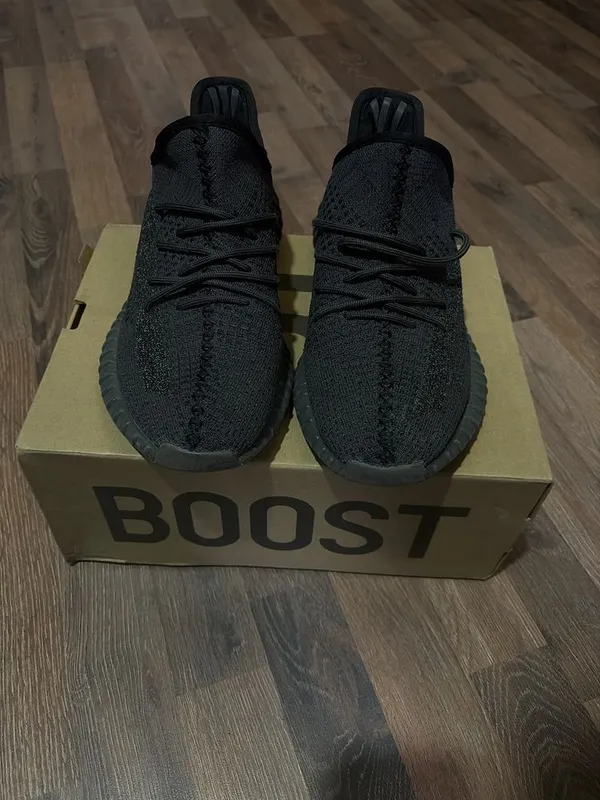 Кроссовки в стиле Yeezy Boost 350 V2 Triple Black.