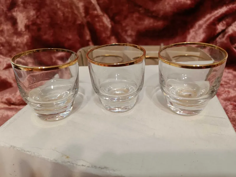 Рюмки с золотой окантоваой