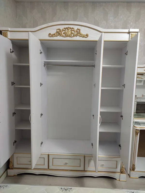 Klassik shkaf 4 eshikli mdf shpon rangi oq tilla — фото 1