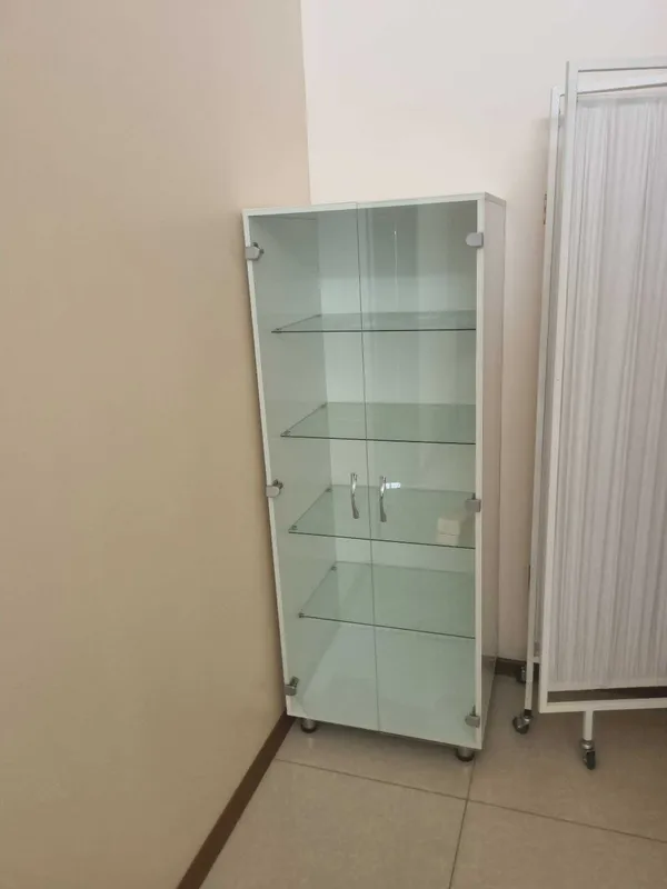 Медицинский шкаф стеклянный двухстворчатый — фото 2