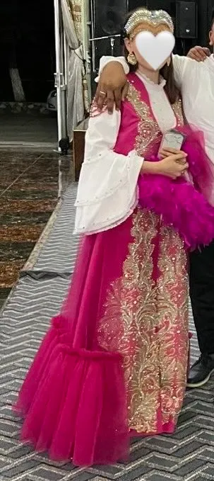 Ansanbil, aksesuarlari qoshi va sarisi bor.