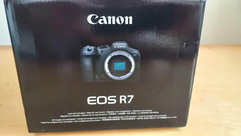 Ganon EOS R 7 fotoapparat sotiladi 1 Ganon EOS R 7 fotoapparat sotiladi 1