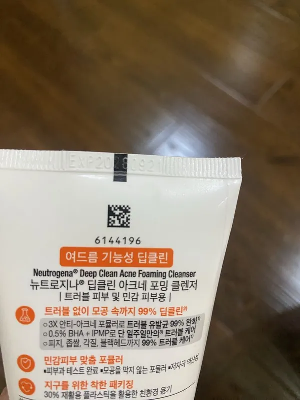 Пенка для умывания Neutrogena Deep Clean Acne Foaming Cleanser (100 г) — фото 2