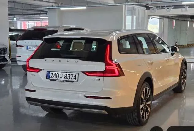 Volvo V60 B5 Ultra AWD — фото 1