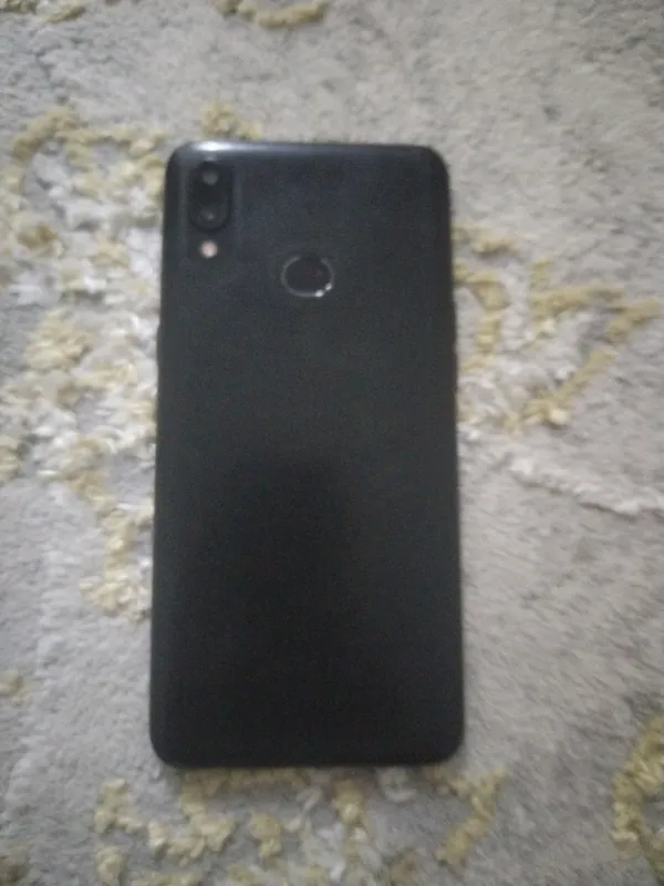 Samsung A10s 32 г ekrani singan ichida akavunt bor
