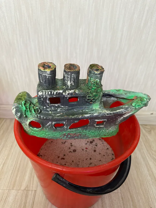 Akvarium Korabl va qum toshlari