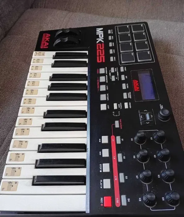Миди клавиатура Akai Pro MPK225 USB — фото 6