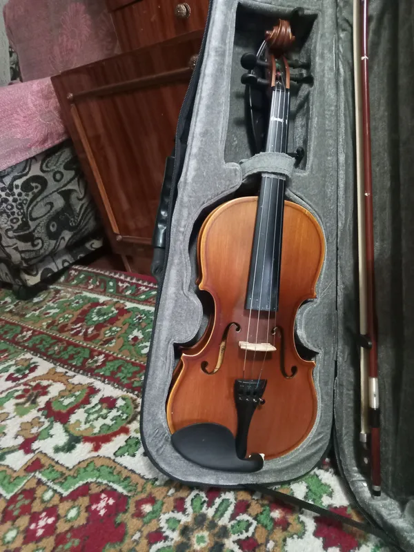 продам скрипку 2/4 в месте футляром в комплекте