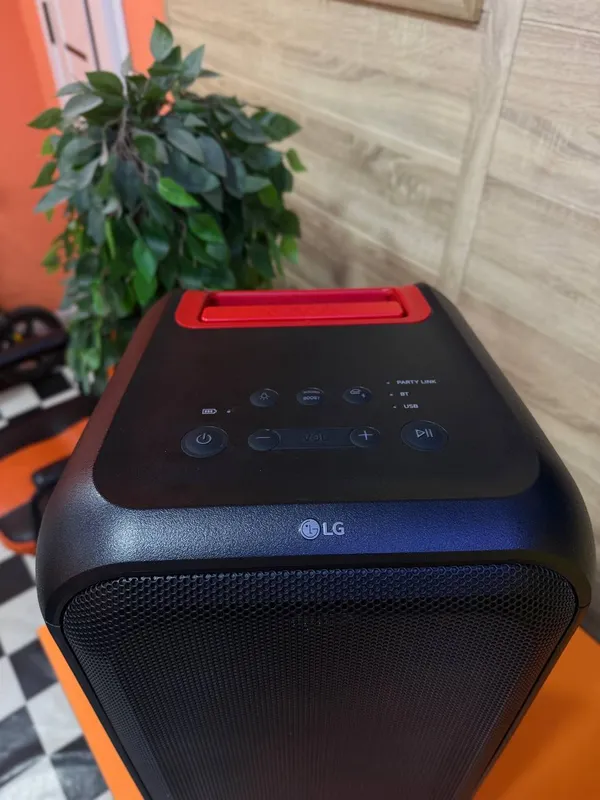 Портативная Bluetooth-колонка LG XBOOM XL7S — фото 1 Портативная Bluetooth-колонка LG XBOOM XL7S — фото 1