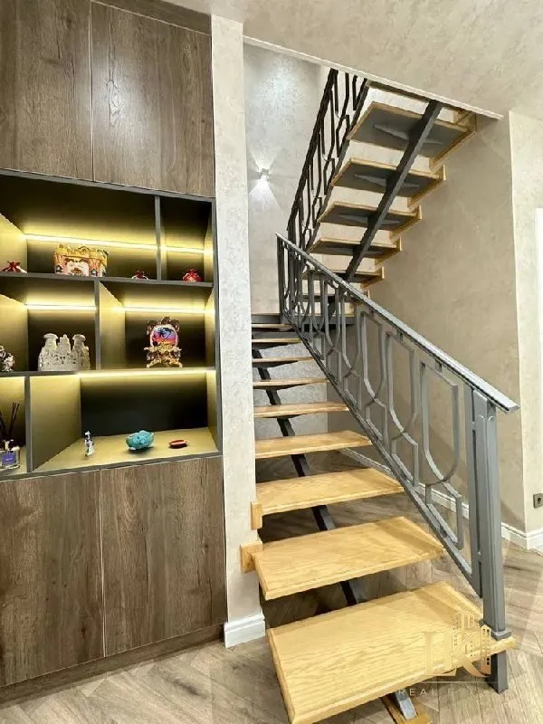 Akay City ЖКda panoramali manzarali, shaxsiy kinoteatr, terrasa, 4 ta sanuzel va garderob xonali, ta’mirli hashamatli 6 xonali dupleks sotiladi 10