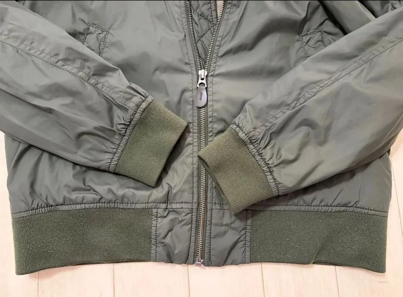 Продам: Куртка-бомбер Uniqlo — фото 3