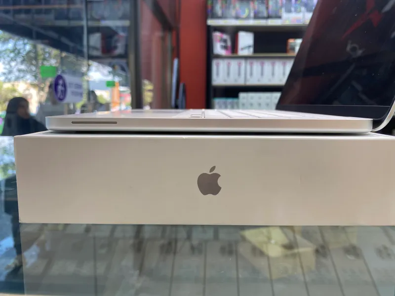 Macbook Neo 8GB/256GB/Silver (100% 7 цыкл) 6