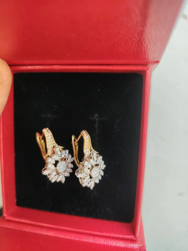 Оригинальные бриллиантовые серьги 18K, проба 750. Продаются. 3 Оригинальные бриллиантовые серьги 18K, проба 750. Продаются. 3